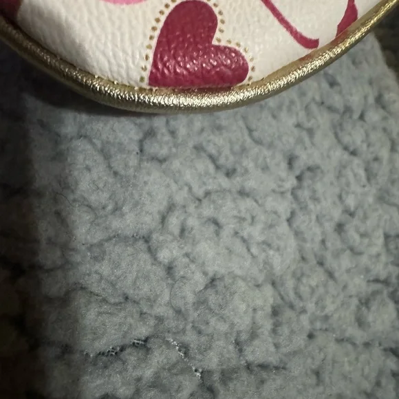 Coach Poppy Pink/Heart Printed WristletEUC (dust bag included)